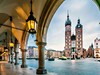 Krakow - Hlavní náměstí s Mariánským kostelem a historickou tržnicí Sukiennice